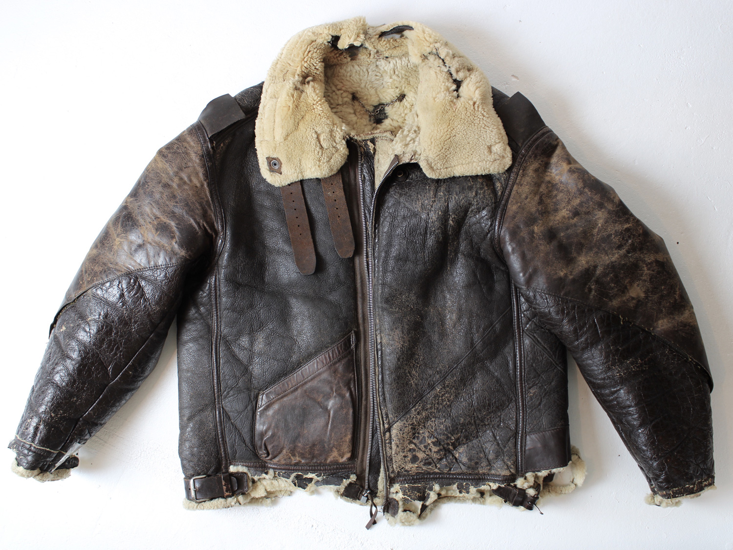 La veste B3 originale (contrat 43-13616 AF). Nous avons basé le modèle et reproduit les détails importants de cette veste.